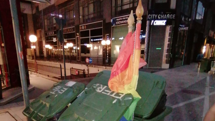 Zászlót szedett le a Városháza épületéről a Mi Hazánk alelnöke