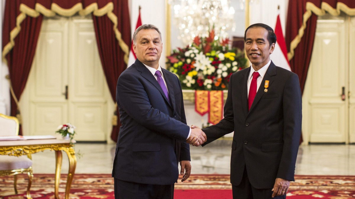 A Miniszterelnöki Sajtóiroda által közreadott képen Orbán Viktor miniszterelnök (b) és Joko Widodo indonéz elnök találkozója a jakartai Merdeka Palotában 2016. február 1-jén.