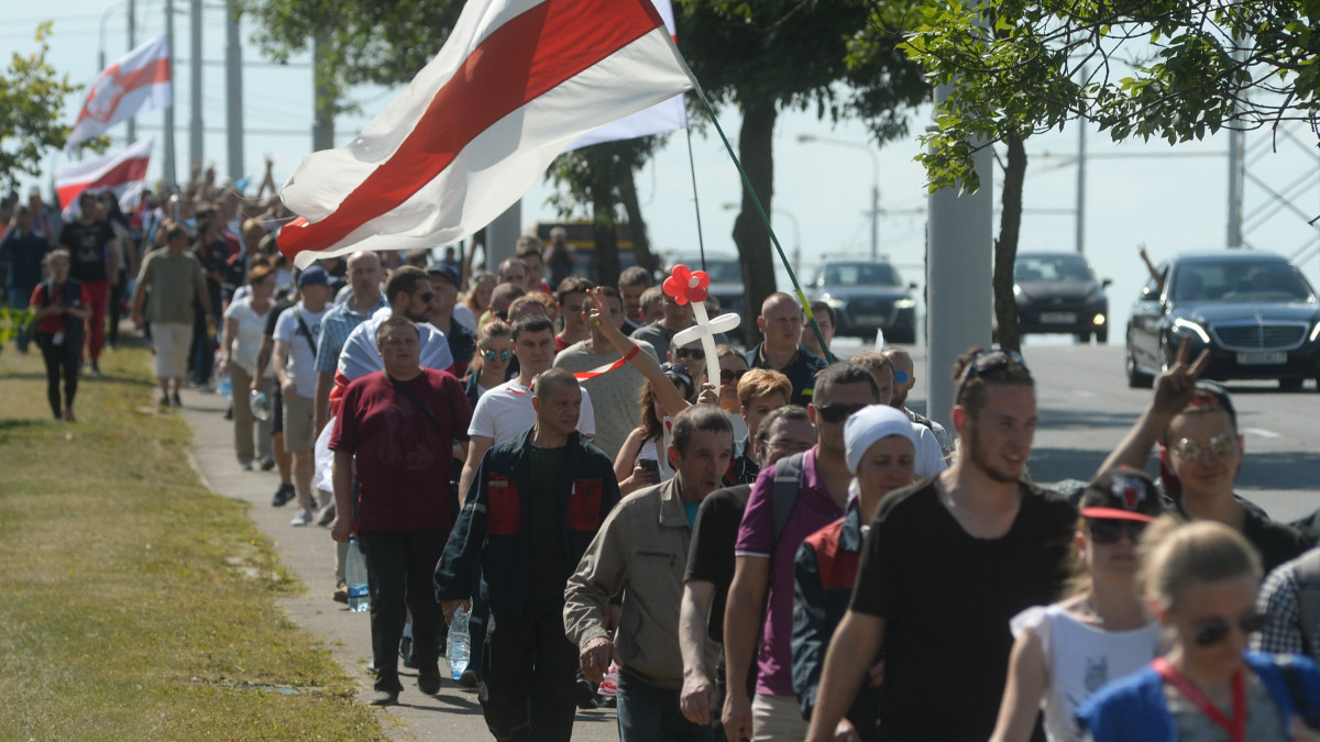 Sztrájkoló dolgozók felvonulása Minszkben 2020. augusztus 17-én. Ezen a napon a fehérorosz ellenzék felhívására számtalan üzemben és az állami televízió épülete előtt kezdődött tiltakozás. Az ellenzéki tüntetéssorozat azután kezdődött, hogy az augusztus 9-én tartott belarusz elnökválasztást az országot 26 éve irányító Aljakszandr Lukasenka nyerte, hatodik alkalommal 80 százalék feletti győzelemmel.