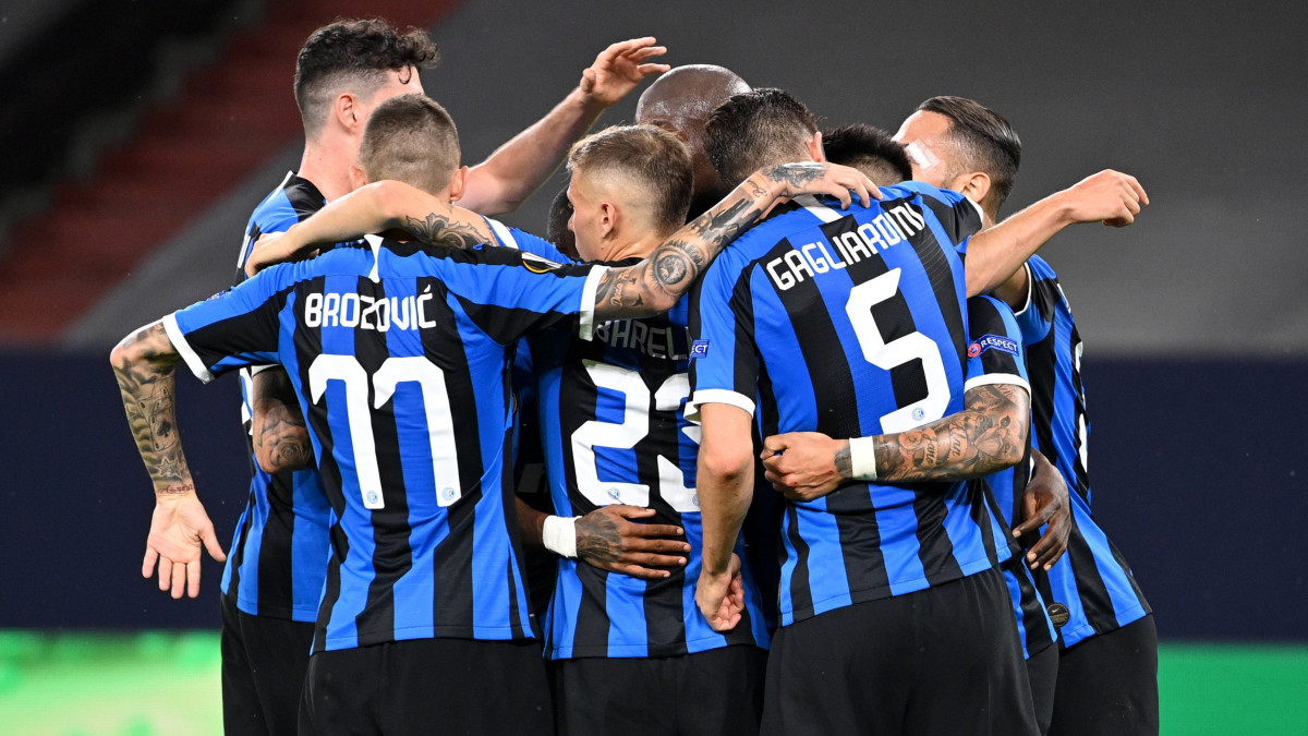 Az Internazionale játékosai ünnepelnek csapattársuk, Romelu Lukaku gólja után a labdarúgó Európa-liga nyolcaddöntőjében játszott Internazionale - Getafe visszavágó mérkőzésen a gelsenkircheni stadionban 2020. augusztus 5-én.