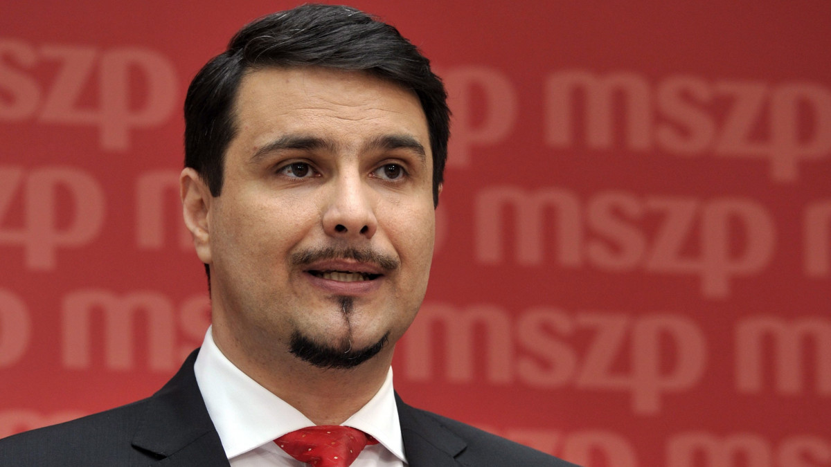 Mesterházy Attila sajtótájékoztatót tart a Magyar Szocialista Párt (MSZP) Jókai utcai székházában 2014. május 29-én. A politikus lemondott MSZP-elnöki és parlamenti frakcióvezetői posztjáról.