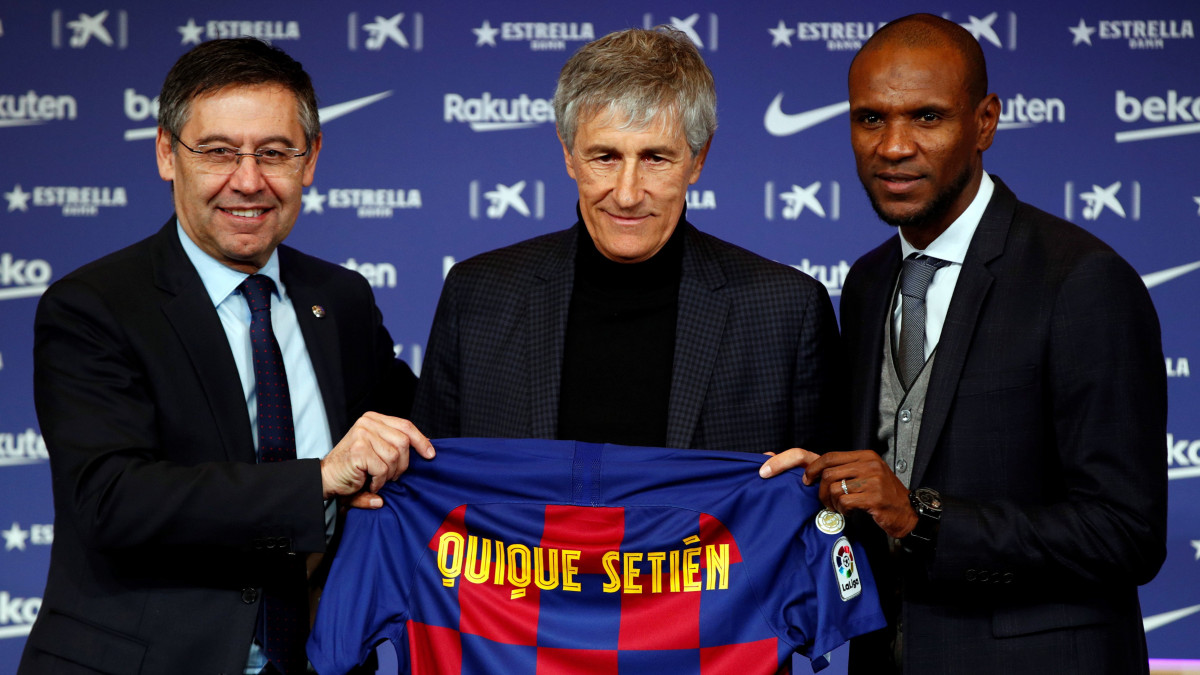 Quique Setien, a spanyol első osztályú labdarúgócsapat, az FC Barcelona új vezetőedzője (k) Josep Maria Bartomeu klubelnökkel (b) és Eric Abidal sportigazgatóval a hivatalos bemutatásán a barcelonai Camp Nou Stadionban 2020. január 14-én.