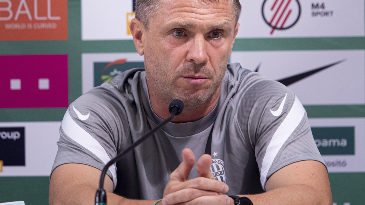 Szerhij Rebrov, a Ferencváros vezetőedzője a svéd Djurgarden elleni másnapi labdarúgó Bajnokok Ligája-selejtezőmérkőzés előtt tartott sajtótájékoztatón a Groupama Arénában 2020. augusztus 18-án.