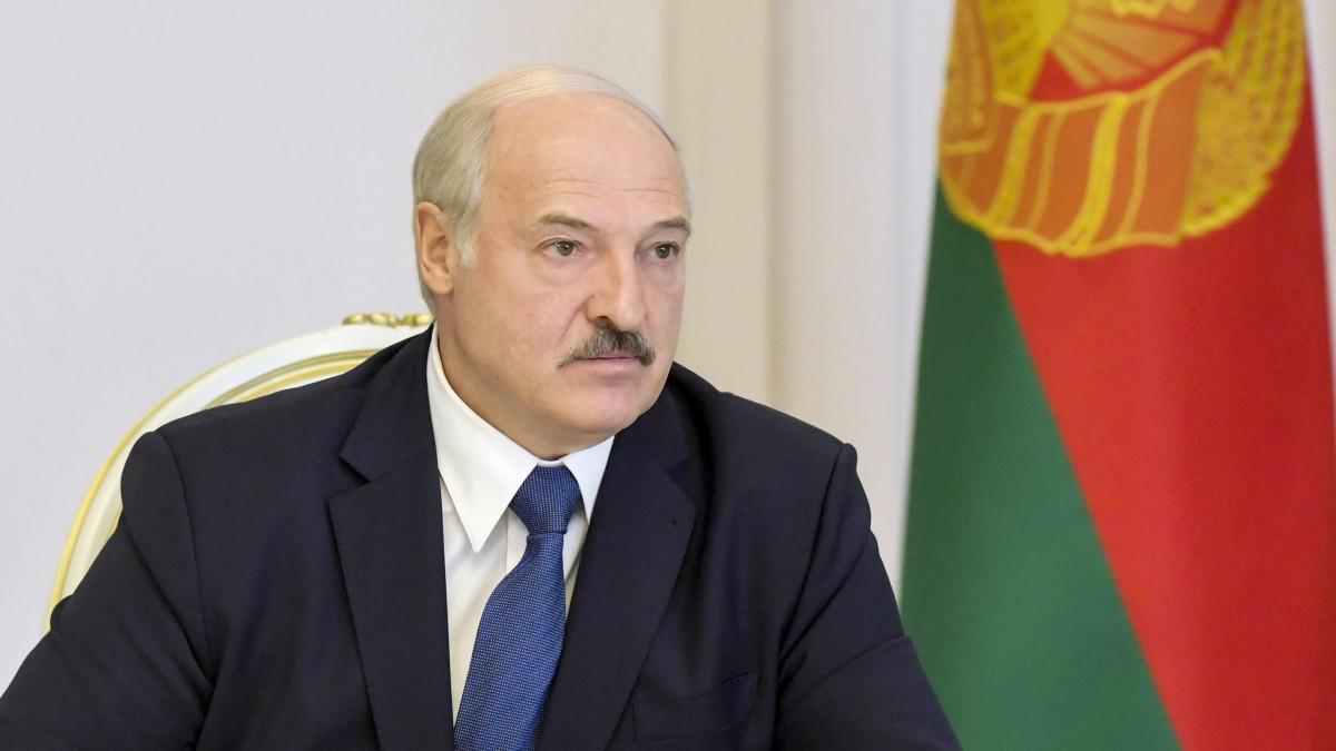 Aljakszandr Lukasenka fehérorosz elnök országa biztonsági tanácsának ülésén elnököl Minszkben 2020. augusztus 18-án. Fehéroroszországban tizedik napja tüntetnek, mert a tiltakozók szerint Lukasenka csalással nyerte meg az augusztus 9-i elnökválasztást.