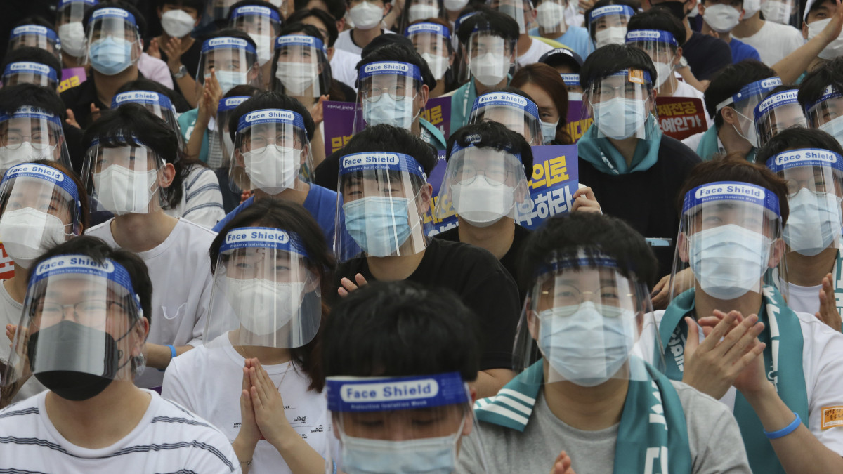 A dél-koreai kormány egészségügyi politikája ellen tüntetnek orvosok a fővárosban, Szöulban 2020. augusztus 14-én. Az ország több ezer orvosa sztrájkba kezdett, mert szerintük a munkakörülmények nem kielégítő volta veszélyezteti a betegek egészségügyi ellátását a koronavírus-járvány idején.