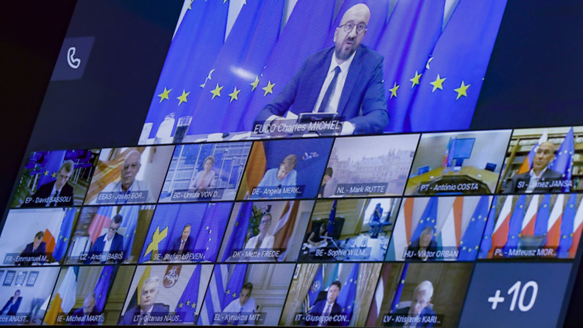 Charles Michel, az Európai Tanács elnöke (legfelül) az uniós tagállamok vezetőivel a fehérorosz válsággal kapcsolatban rendezett rendkívüli videokonferenciáján Brüsszelben 2020. augusztus 19-én.