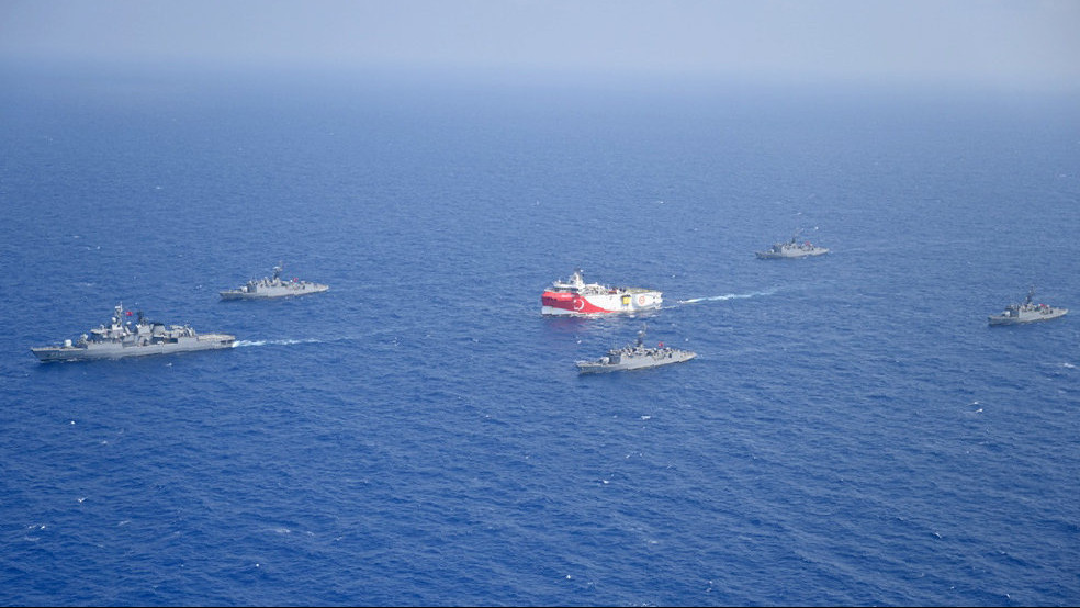A török védelmi minisztérium által közreadott képen az Oruc Reis török szeizmikus kutatóhajó (piros-fehér) a törökországi Antalyától nyugatra halad a Földközi-tengeren, körülötte török hadihajók 2020. augusztus 10-én. Görögország és Törökország között nem csökken a feszültség, miután az utóbbi egy kutatóhajót, valamint kísérő hadihajókat küldött a Földközi-tengernek arra a részére, amely Görögország szerint a görög kizárólagos gazdasági övezethez tartozik.