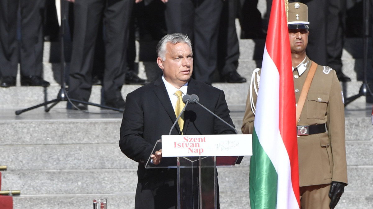 Orbán Viktor miniszterelnök beszédet mond az államalapító Szent István király ünnepe alkalmából tartott díszünnepségen és tisztavatáson az Országház előtt, a Kossuth Lajos téren 2020. augusztus 20-án.