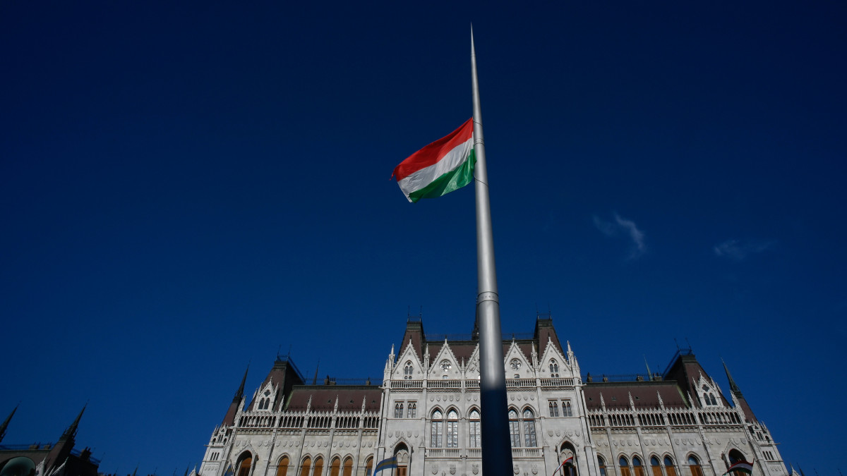 Magyarország nemzeti lobogója az államalapító Szent István király ünnepe alkalmából tartott díszünnepségen és tisztavatáson az Országház előtt, a Kossuth Lajos téren 2020. augusztus 20-án.