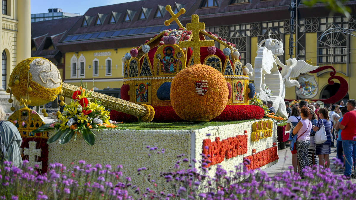 A Szent Korona, a Trianon 100 és a Debrecenbe kéne menni (b-j) nevű virágkocsi az 51. Debreceni Virágkarneválon 2020. augusztus 20-án. A koronavírus-járvány miatt idén elmaradt a kocsik és a művészeti csoportok hagyományos felvonulása, de a virágkocsikat az érdeklődők a főtéren kiállítva megtekinthetik.