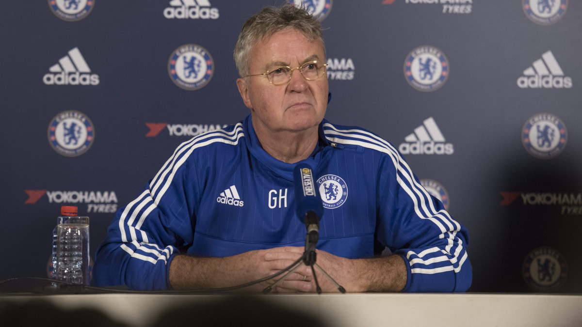 London, 2015. december 23.Guus Hiddink, a bajnoki címvédő Chelsea újonnan kinevezett vezetőedzője sajtóértekezletet tart a csapat Londontól délnyugatra lévő, cobhami edzőtáborában 2015. december 23-án. Hiddink a december 17-én menesztett José Mourinho portugál vezetőedzőt váltja a Chelsea élén. (MTI/EPA/Will Oliver)