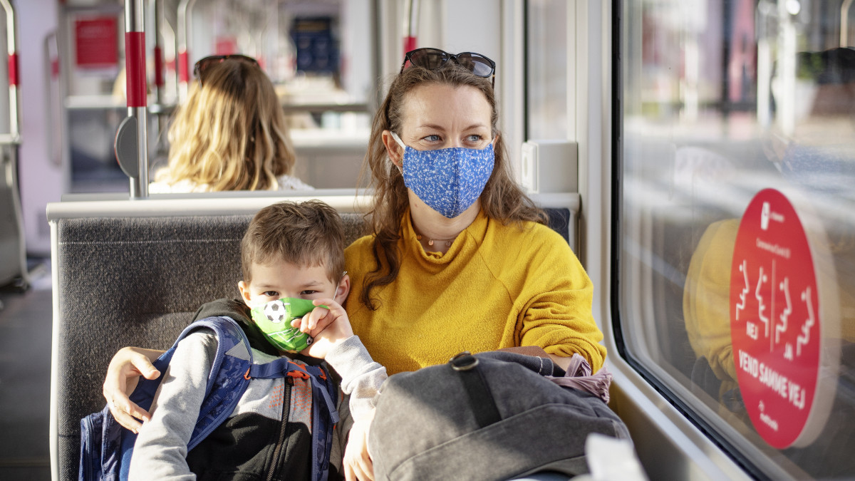Védőmaszkos utasok egy villamoson a dániai Aarhusban 2020. augusztus 10-én. A koronavírussal fertőzöttek számának növekedése miatt a helyi hatóságok szeptemberig kötelezővé tették az arcot védő maszk viselését a tömegközlekedési eszközökön.