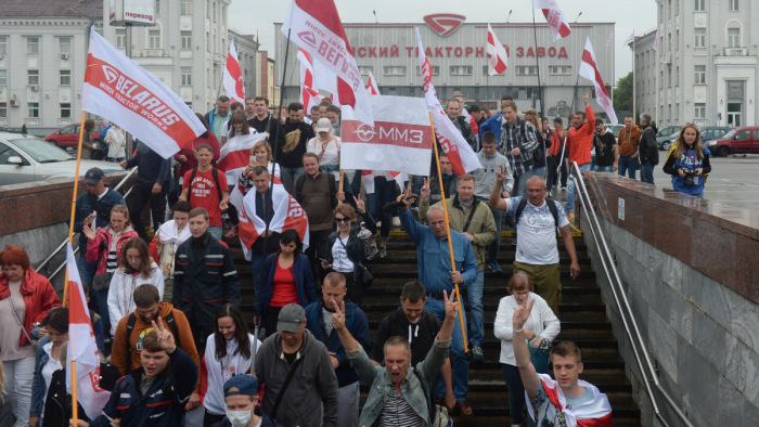 Tízezrek tüntetnek Minszkben Lukasenka ellen
