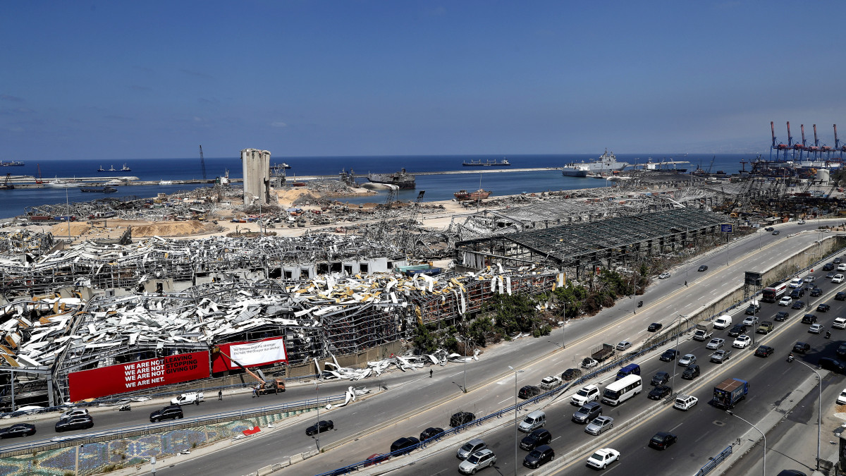 Járművek haladnak a romok mellett a libanoni fővárosban 2020. augusztus 19-én. Tizenöt nappal korábban Bejrútban 2750 tonna, a kikötőben évek óta tárolt ammónium-nitrát röpült a levegőbe. Legkevesebb 171 ember meghalt, mintegy hatezren megsérültek, és százezrek otthona vált lakhatatlanná.