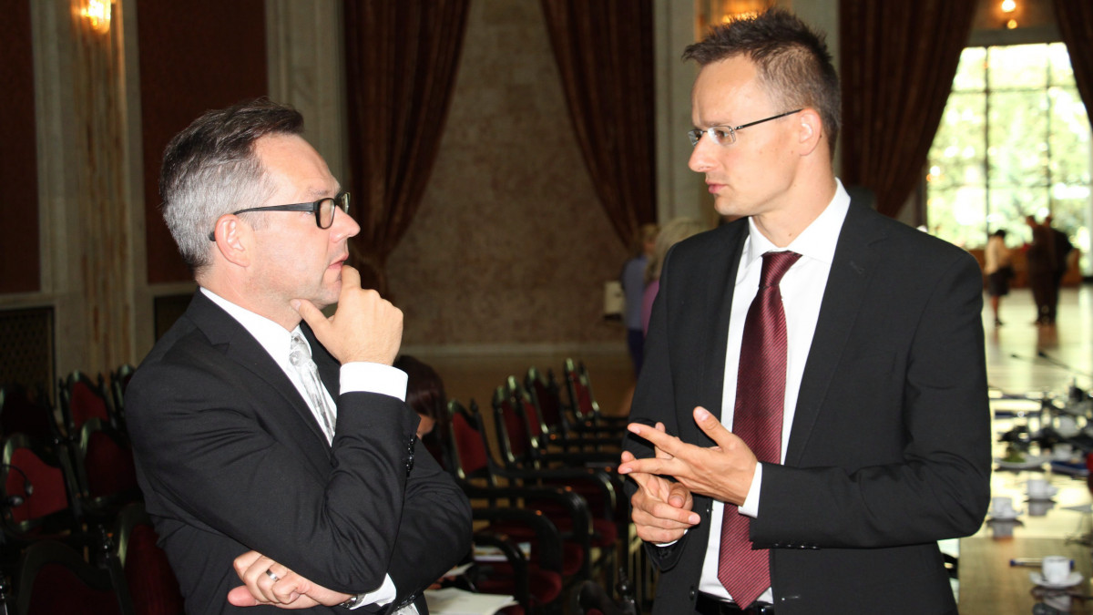 A KKM által közreadott képen Szijjártó Péter, a Külgazdasági és Külügyminisztérium (KKM) parlamenti államtitkára (j) és Michael Roth, az európai ügyekért felelős német külügyi államminiszter Chisinauban (Kisinyov), az európai uniós országok külügyi vezetőinek találkozóján 2014. szeptember 1-jén, amelyet Moldova európai integrációjának támogatása érdekében tartottak.