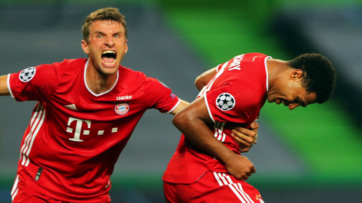 Serge Gnabry, a Bayern München játékosa (j) csapattársával, Thomas Müllerrel, miután megszerezte csapata második gólját az Olympique Lyon ellen a labdarúgó Bajnokok Ligájának elődöntőjében Lisszabonban 2020. augusztus 19-én.