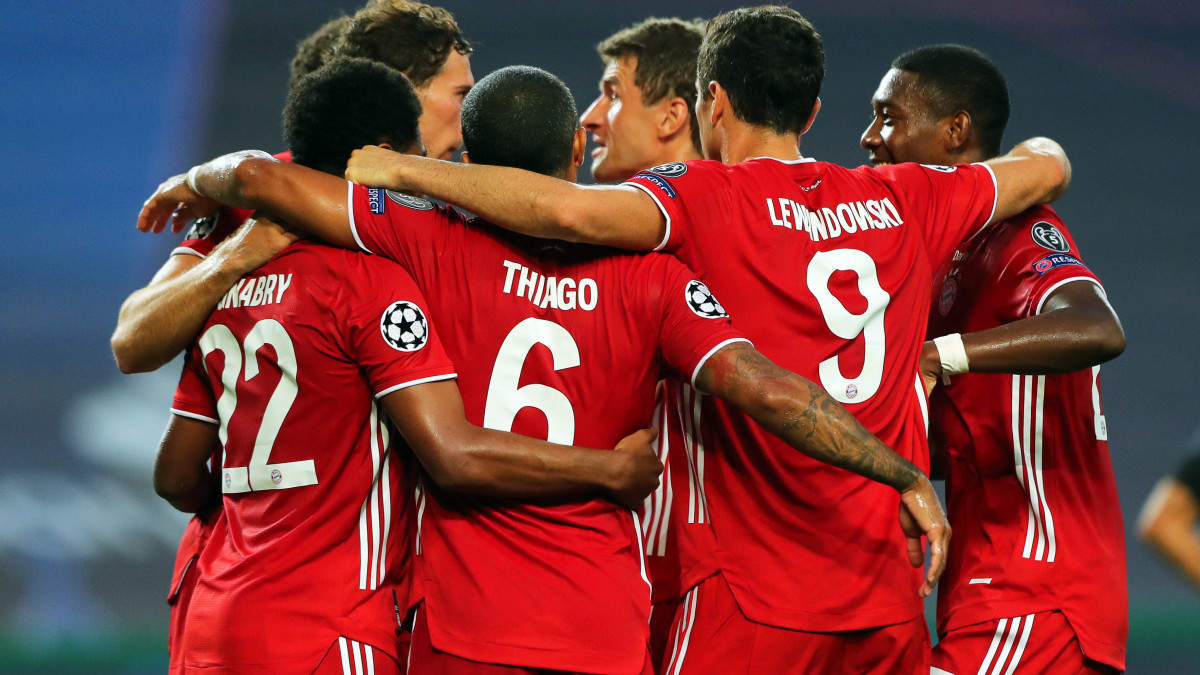 A Bayern München játékosai csapatuk második gólját ünneplik az Olympique Lyon ellen a labdarúgó Bajnokok Ligájának elődöntőjében játszott mérkőzésen Lisszabonban 2020. augusztus 19-én.