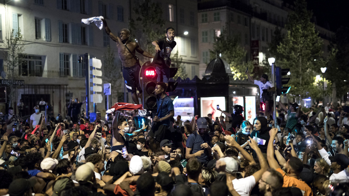 Ünnepelnek az emberek a dél-franciaországi Marseille-ben 2020. augusztus 23-án, miután a  Bayern München 1-0-ra győzött a Paris Saint-Germain ellen a labdarúgó Bajnokok Ligájának lisszaboni döntőjében.