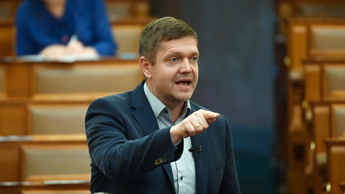 Tóth Bertalan, az MSZP elnöke felszólal a koronavírus elleni védekezésről szóló törvénytervezet általános vitáján az Országgyűlés plenáris ülésén 2020. március 24-én.