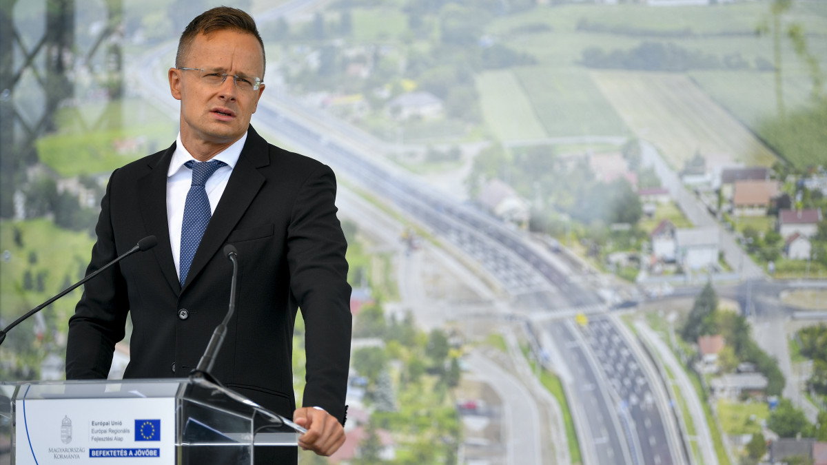 Szijjártó Péter külgazdasági és külügyminiszter beszédet mond a 471. számú főút Debrecen-Hajdúsámson közötti, négysávosított szakaszának átadásán 2020. augusztus 25-én.