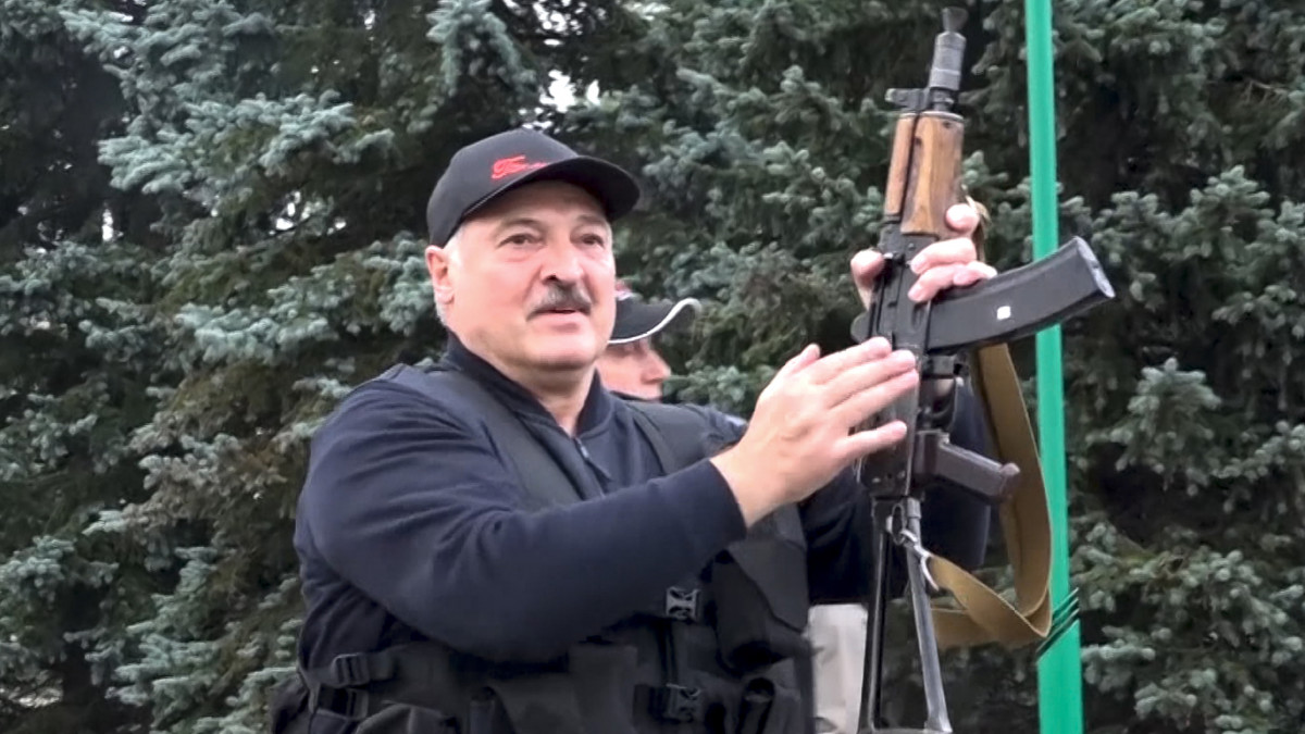 A fehérorosz állami televízió és rádió által közreadott, videofelvételről készített képen Aljakszandr Lukasenka fehérorosz elnök golyóálló mellényben, Kalasnyikov-géppisztollyal felfegyverkezve köszönti a minszki elnöki palotát védő rohamrendőröket, miközben a közelben a távozását követelő tömeg tüntet 2020. augusztus 23-án. Az augusztus 9-i elnökválasztás óta mindennaposak a tüntetések Fehéroroszországban, mert a tiltakozók szerint Lukasenka csalással győzött.