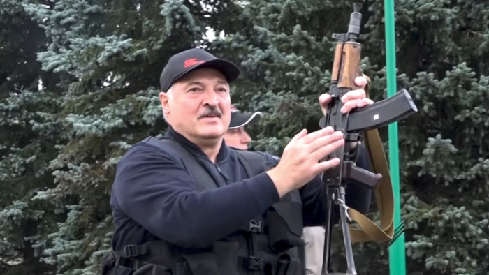 Lukasenka harckészültségbe helyeztette a hadsereg állományának felét