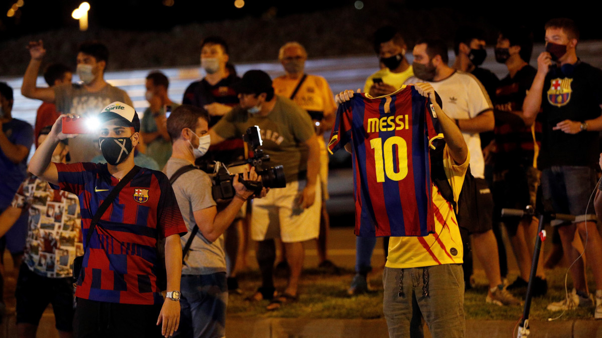 Az FC Barcelona spanyol labdarúgócsapat szurkolói a klubelnök Josep Maria Bartomeu lemondását követelik a barcelonai Camp Nou Stadion előtt 2020. augusztus 25-én, miután a csapat argentin csillaga, Lionel Messi bejelentette távozási szándékát.