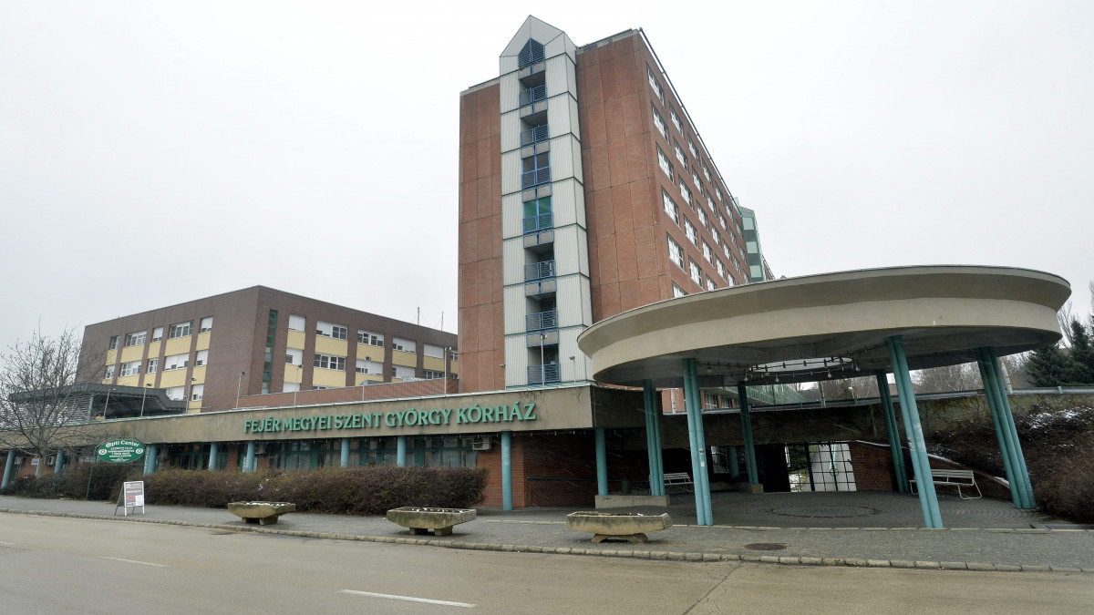 A Fejér Megyei Szent György Egyetemi Oktató Kórház épülete 2015. január 27-én. Az egészségügyi intézményben megelőző jelleggel látogatási tilalmat rendeltek el a megszaporodott influenzaszerű megbetegedések miatt január 23-án.