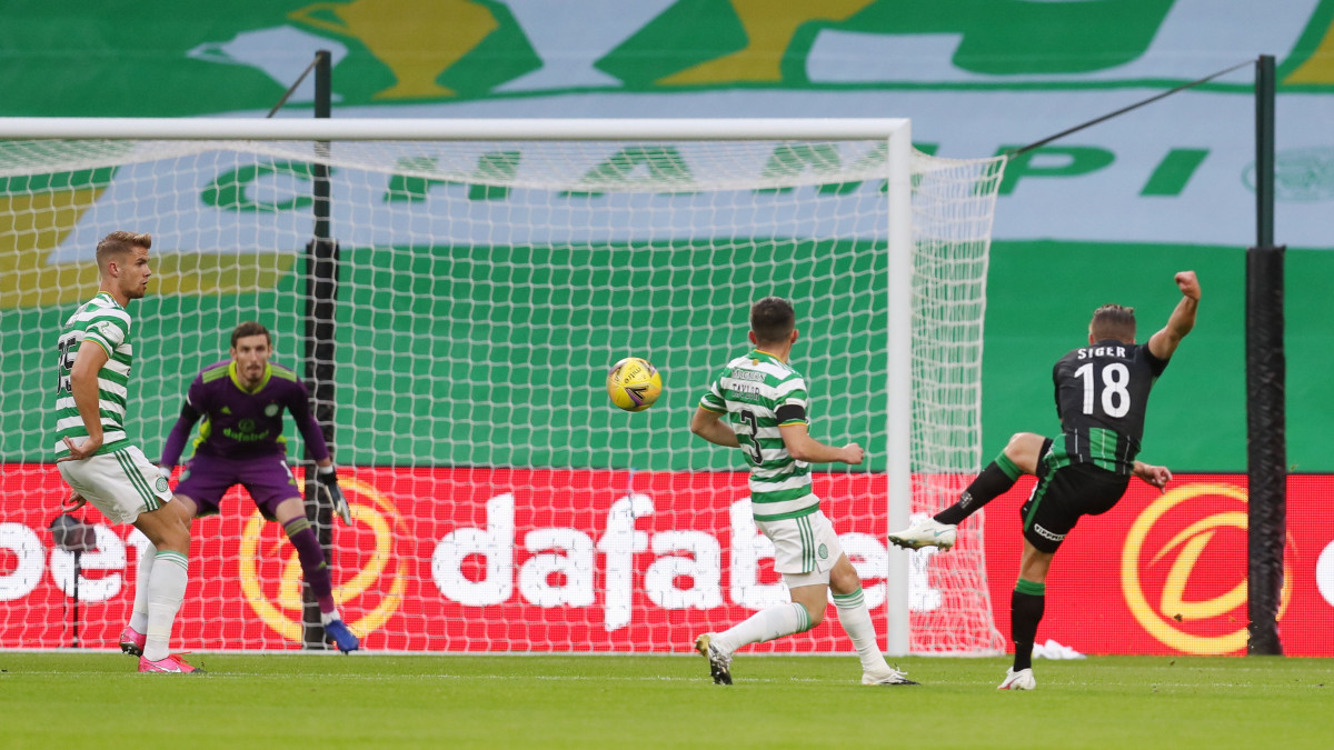 Sigér Dávid, a Ferencváros játékosa (j) gólt szerez a Celtic Glasgow ellen a labdarúgó Bajnokok Ligája-selejtezőjének második fordulójában Glasgowban 2020. augusztus 26-án.