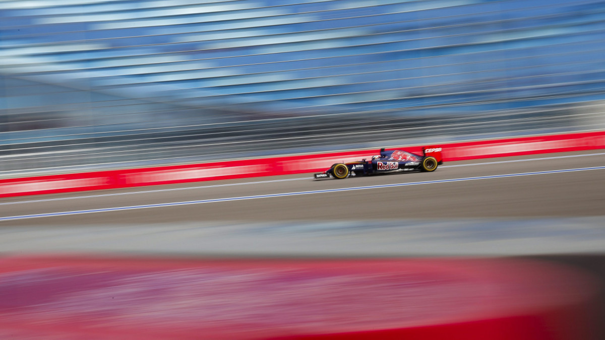 Max Verstappen, a Toro Rosso holland versenyzője a Forma-1-es autós gyorsasági világbajnokság Orosz Nagydíjának harmadik szabadedzésén a Szocsi Autodrom versenypályán 2015. október 10-én. A futamot október 11-én rendezik.