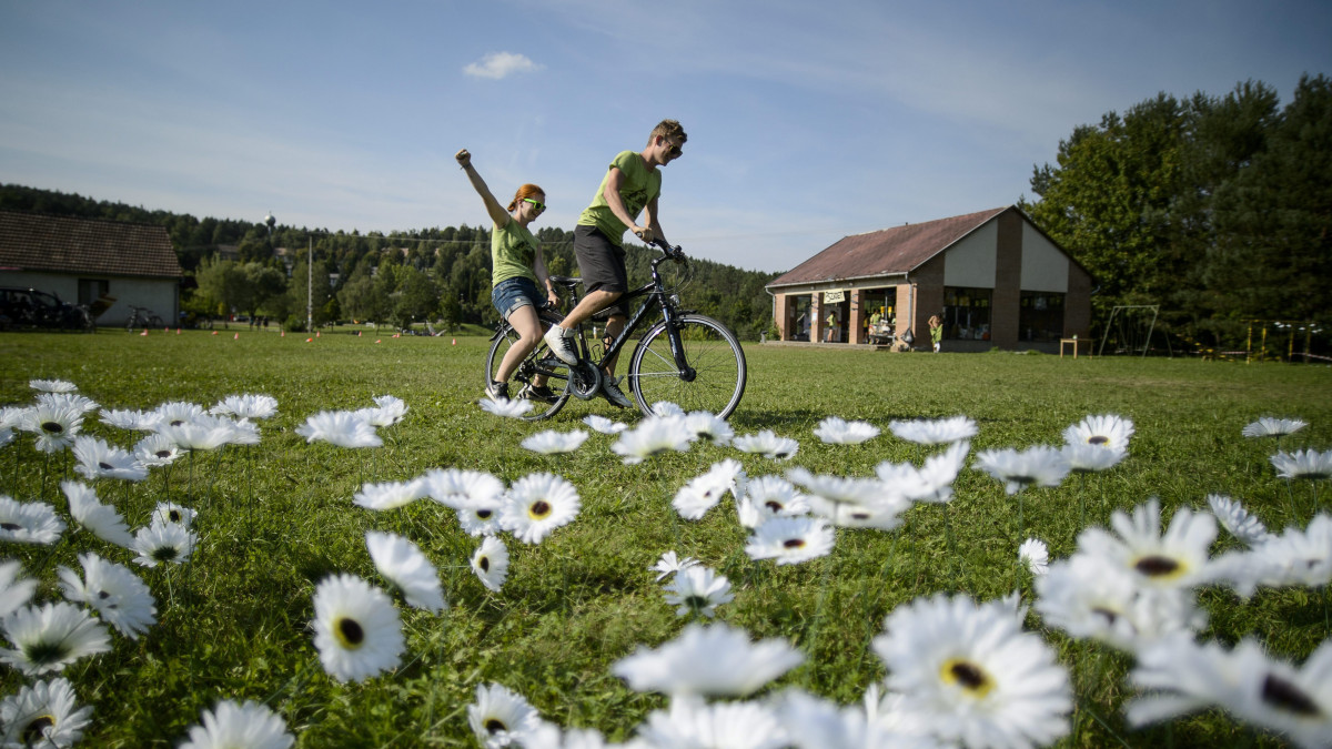 Fiatalok kerékpároznak az Eötvös Loránd Tudományegyetem (ELTE) Pedagógiai és Pszichológiai Karának gólyatáborában Bükkszéken 2015. augusztus 28-án.