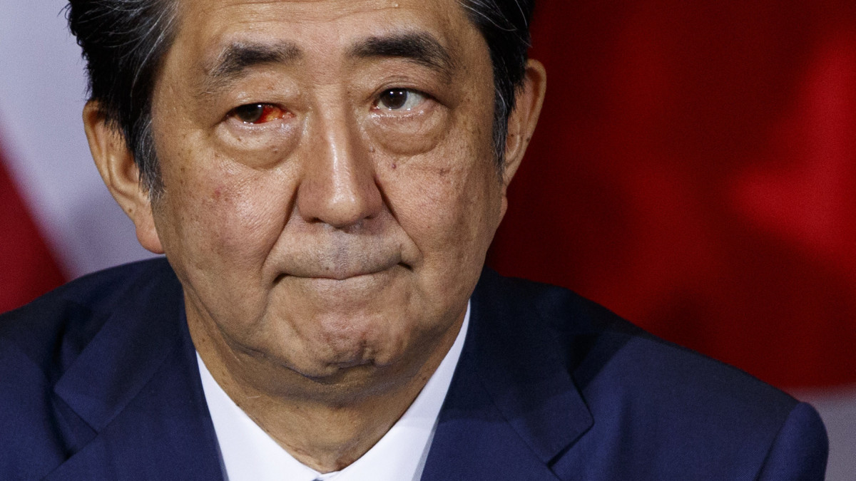 A 2020. augusztus 28-án közreadott képen Abe Sindzó japán miniszterelnök megbeszélést tart Donald Trump amerikai elnökkel (a képen nem látható) New Yorkban 2019. szeptember 25-én. Sajtóértesülések szerint a japán kormányfő egészségi okok miatt lemond pozíciójáról.