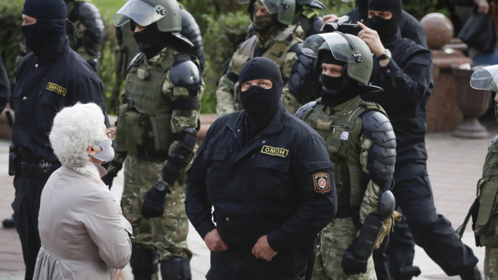Ismét rohamrendőrök oszlattak tüntetőket a minszki Függetlenség terén