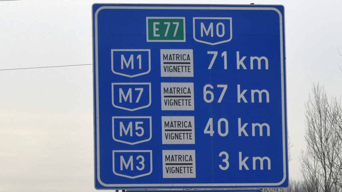Az M0-s autóút 11-es út és M3-as autópálya közötti szakasza Budapest határában 2014. december 11-én. Megszűnik januártól az M0-s általános díjmentessége. Az NFM közleménye szerint a körgyűrű M5-ös és M4-es (4. sz. főút), valamint M3-as autópálya és 11. sz. főút közötti szakaszai, és a gyorsforgalmi úthálózat M0-s autópályán belüli részei (például M1-es és M7-es bevezető a Budapest táblától) januártól csak matricával használhatók. Az M0-s körgyűrű egyes elemei uniós forrásból épültek vagy újultak meg, ezeken a szakaszokon a díj bevezetését az EU támogatási szabályai nem teszik lehetővé.