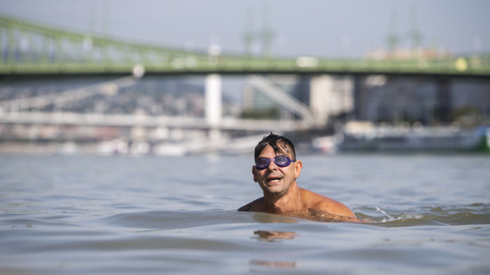 Sokan a Dunába ugrottak Budapesten szombaton - fotók