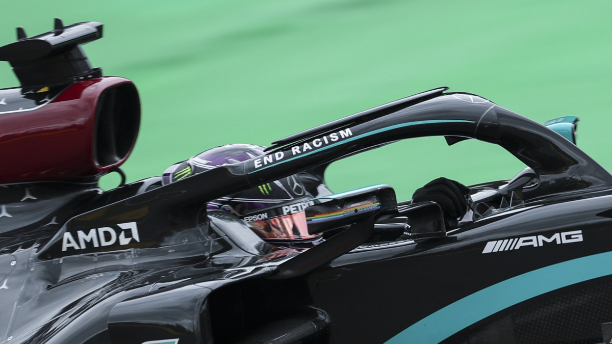 Lewis Hamilton, a Mercedes brit versenyzője a Forma-1-es autós gyorsasági világbajnokság Belga Nagydíjának időmérő edzésén a spa-francorchampsi pályán 2020. augusztus 29-én. A futamot augusztus 30-án rendezik.