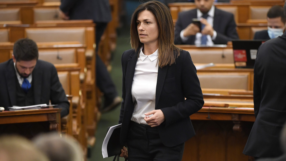 Varga Judit igazságügyi miniszter érkezik az Országgyűlés plenáris ülésére 2020. március 23-án.