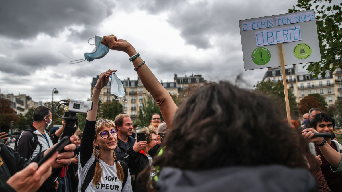 A koronavírus-járvány ellen bevezetett óvintézkedések enyhítését követelik tüntetők Párizsban 2020. augusztus 29-én.