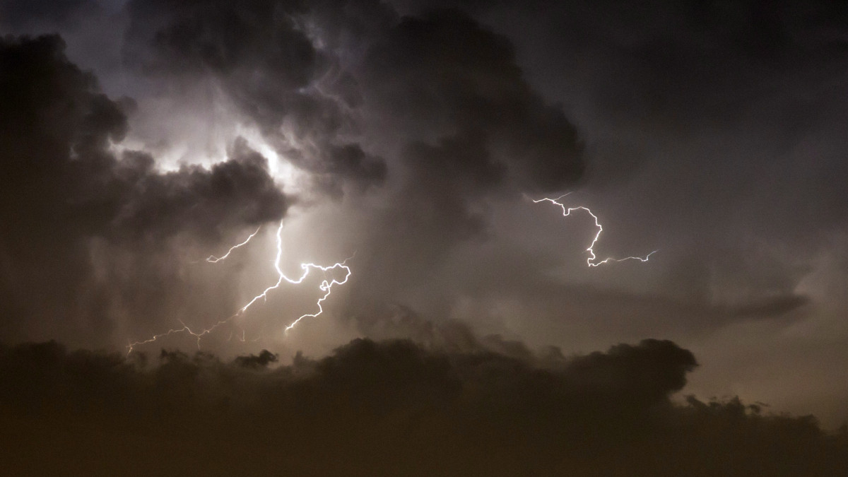 Szupercella halad el Vasvár térségében 2014. augusztus 13-án éjjel. Az országon átvonuló viharzónát felhők közötti villámok kísérték.