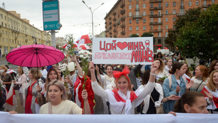 Több ezer nő tüntetett Minszkben Lukasenka fehérorosz elnök ellen