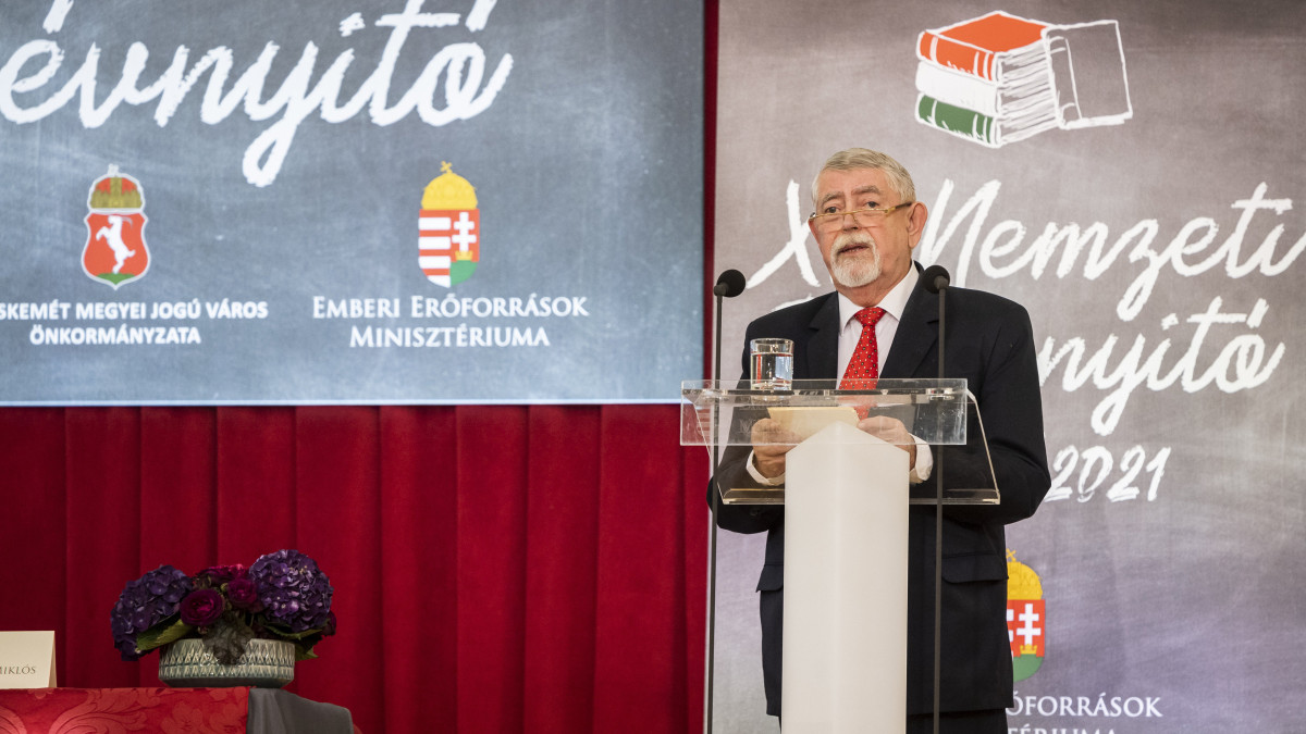 Kásler Miklós, az emberi erőforrások minisztere beszédet mond a XI. Nemzeti Tanévnyitón a Kecskeméti Református Általános Iskolában 2020. augusztus 30-án.