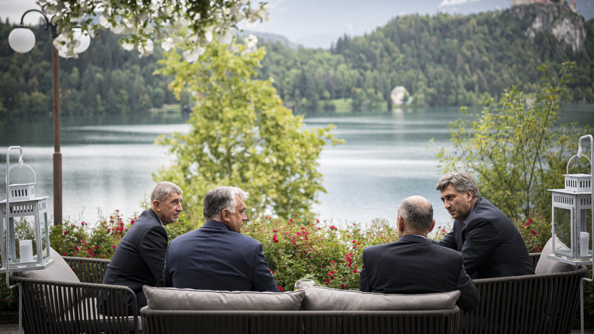 A Miniszterelnöki Sajtóiroda által közreadott képen Andrej Babis cseh, Orbán Viktor magyar, Janez Jansa szlovén és Andrej Plenkovic horvát miniszterelnök (b-j) beszélget a 15. Bledi Stratégiai Fórum nemzetközi konferencián 2020. augusztus 31-én.