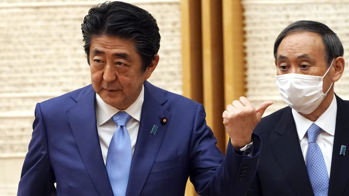 Abe Sindzó japán miniszterelnök a tokiói kormányfői rezidencián tartott sajtóértekezletén, mellette Szuga Josihide, a a kabinet főtitkára (jb) 2020. május 4-én. Abe itt bejelentette, hogy május 31-ig meghosszabbítja a koronavírus-járvány miatt kihirdetett szükségállapotot.