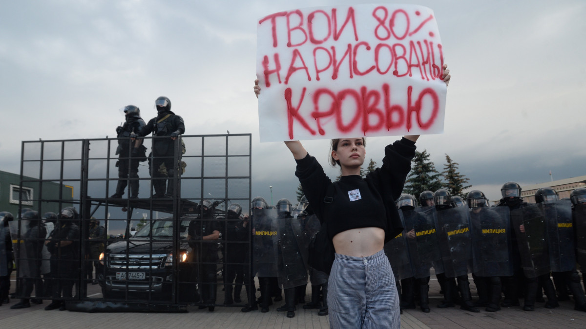 A 80 százalékodat vérrel írták jelentésű felirattal egy résztvevő az elnökválasztás eredménye ellen tiltakozó tüntetésen Minszkben 2020. augusztus 30-án. Az augusztus 9-i elnökválasztás óta mindennaposak a tüntetések Fehéroroszországban, mert a tiltakozók szerint Aljakszander Lukasenka fehérorosz elnök csalással győzött.