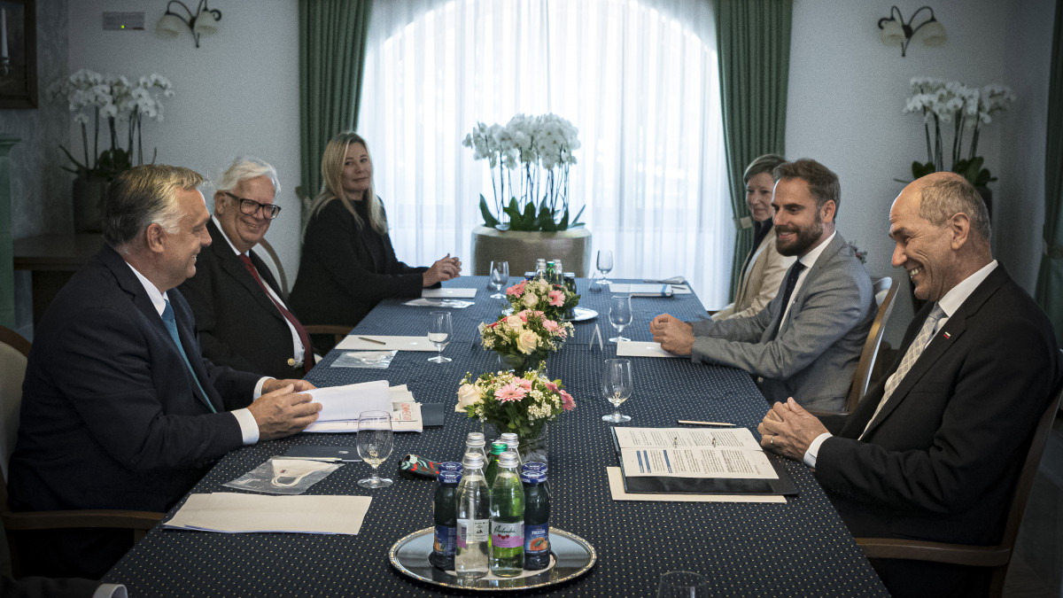 A Miniszterelnöki Sajtóiroda által közreadott képen Orbán Viktor miniszterelnök (b) és Janez Jansa szlovén miniszterelnök (j) kétoldalú megbeszélést folytat a szlovéniai Bledben 2020. szeptember 1-jén.