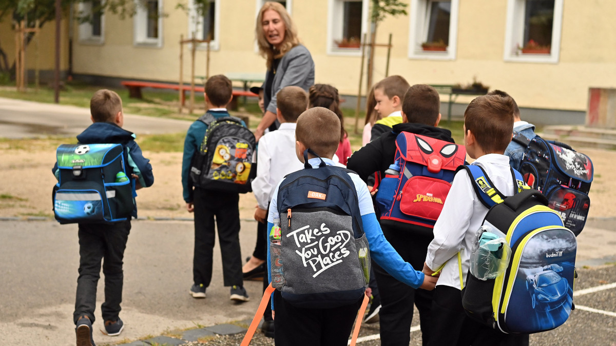 Első osztályos tanulók a dunaharaszti II. Rákóczi Ferenc általános iskola tanévnyitó ünnepségén 2020. szeptember 1-jén.