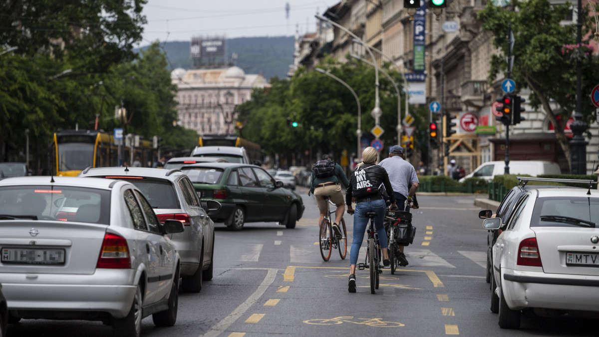 Biciklisek a fővárosi Nagykörúton kialakított ideiglenes kerékpársávon 2020. május 23-án.