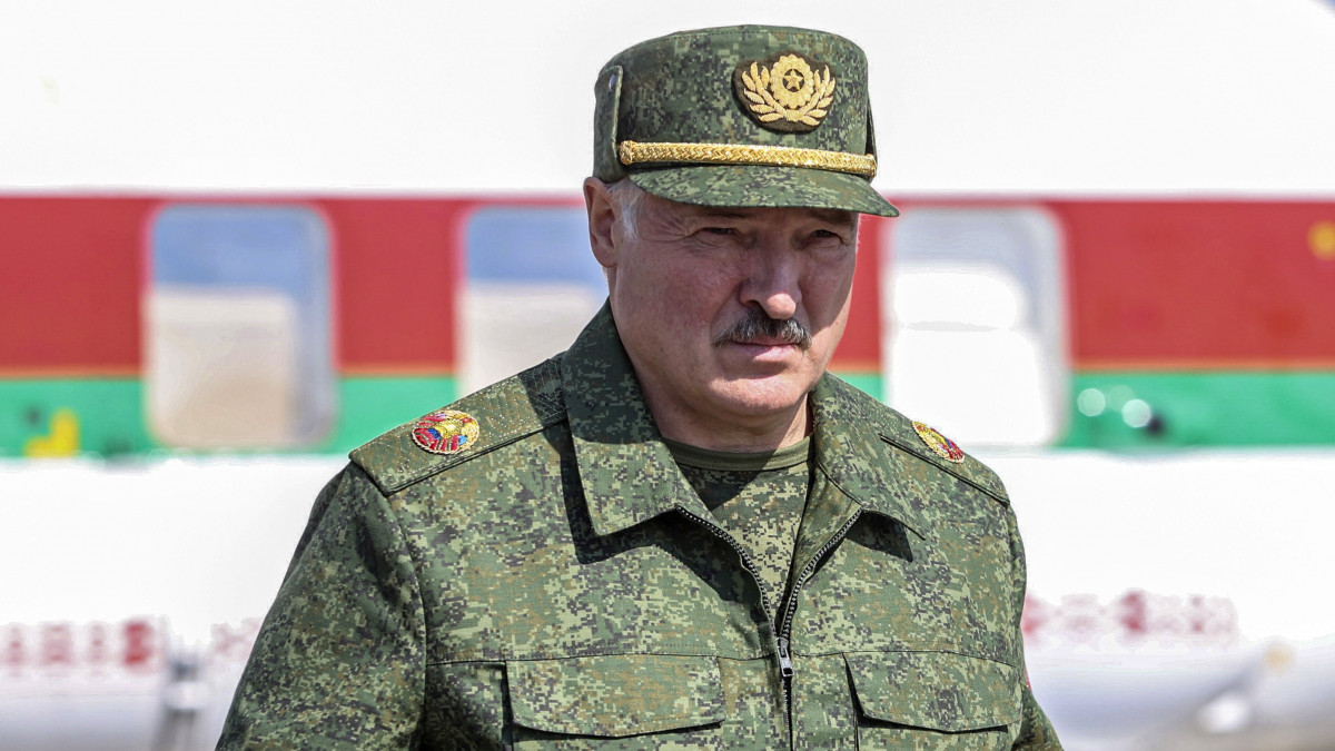 Aljakszandr Lukasenka fehérorosz elnök a Grodno melletti, a lengyel és a litván határól néhány kilométerre fekvő katonai gyakorlótéren 2020. augusztus 22-én. Az augusztus 9-i elnökválasztás óta mindennaposak a tüntetések Fehéroroszországban, mert a tiltakozók szerint Lukasenka csalással győzött.