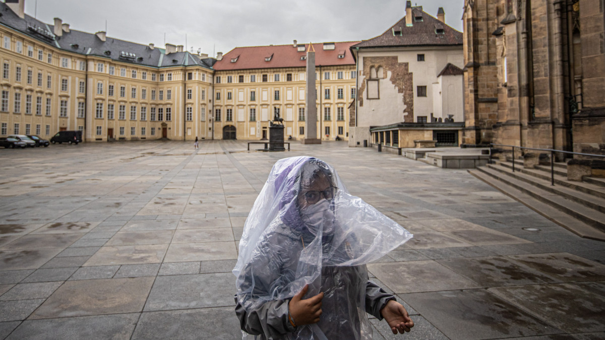 Védőmaszkos látogató a prágai várban 2020. május 25-én, amikor a koronavírus-járvány miatt lezárt vár újra megnyílt, és az őrségváltásokat is ismét megtartják.