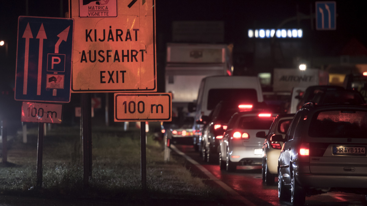 Feltorlódott kocsisor az osztrák-magyar határon, Nickelsdorf közelében 2020. szeptember 1-jén hajnalban. A koronavírus-járvány miatt hozott szigorítások értelmében a mai naptól külföldi állampolgárok nem léphetnek Magyarország területére, valamint a külföldről hazatérő magyar állampolgárokra főszabály szerint 14 nap karantén vár. A határon ingázók legfeljebb 24 órát tölthetnek a másik ország 30 kilométeres határmenti sávjában, és külön szabályok vonatkoznak a kapcsolt vállalkozások utazóira is.